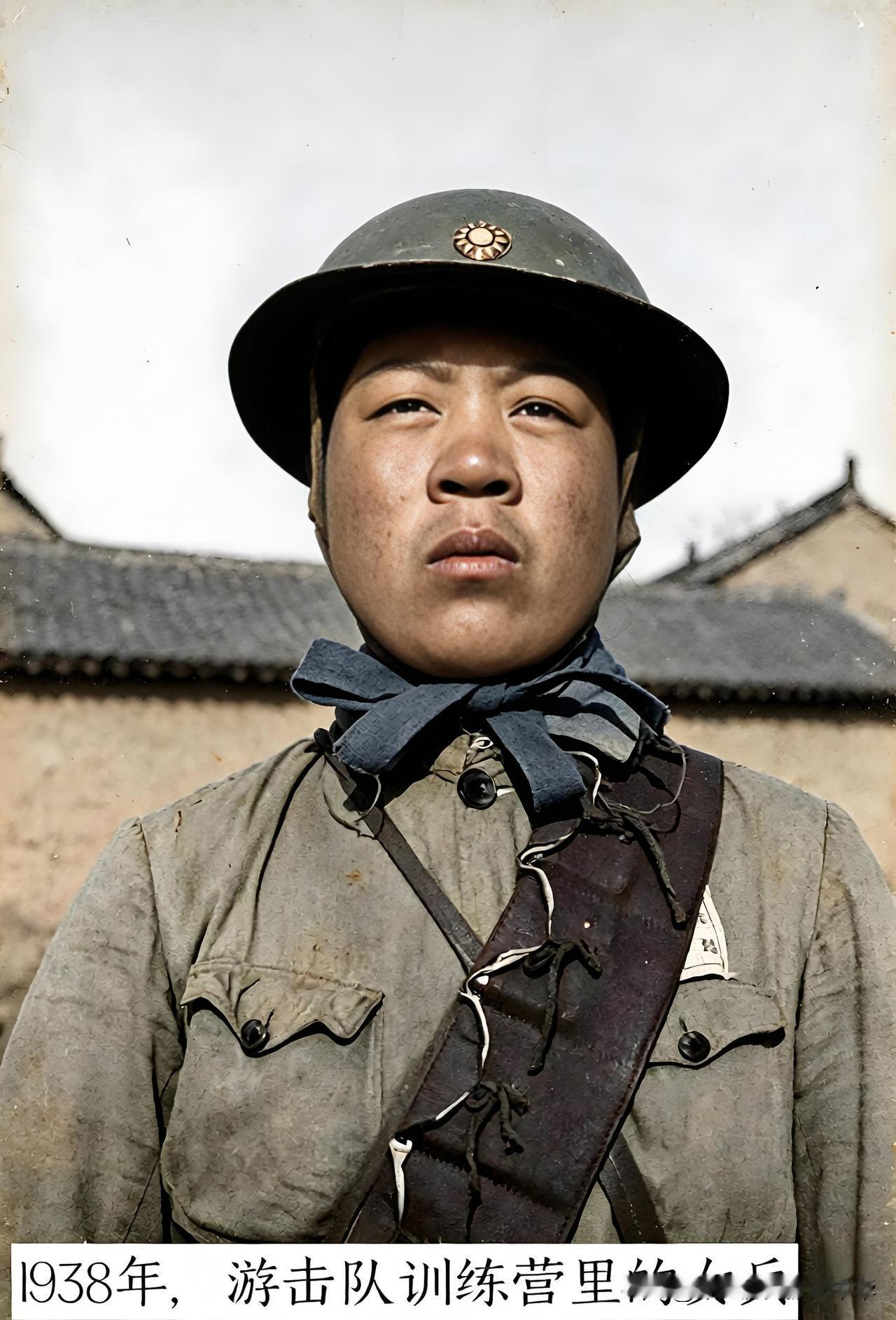 这是1938年，游击队训练营里的抗日女兵珍贵战地肖像。
 
这名美丽的姑娘头上戴