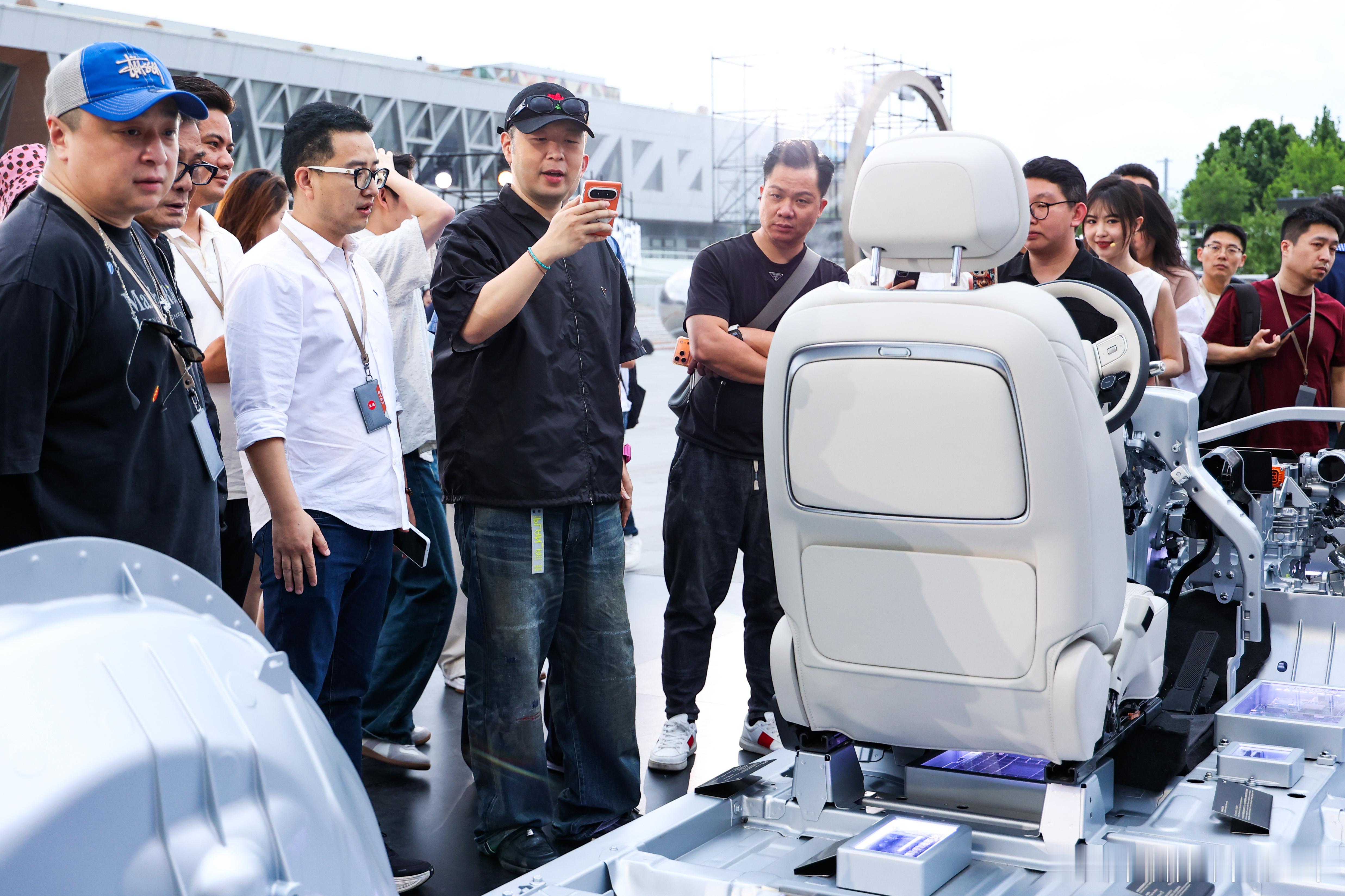 小鹏GX上市发布会热闹出圈！杜海涛、李国麟、董可飞等明星齐聚现场，沉浸式体验GX