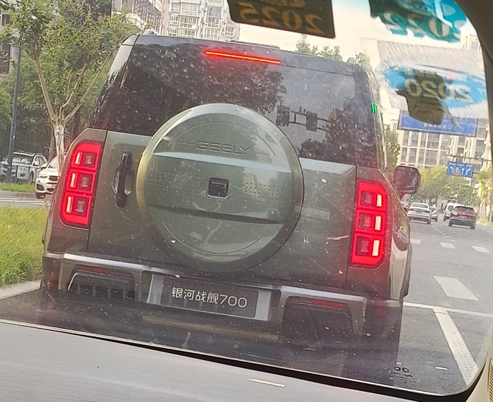 看我在路上抓到了什么还有...司机师傅你该洗下前挡玻璃了银河战舰700