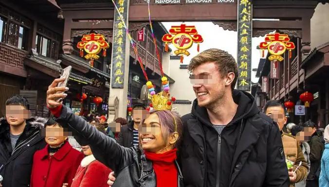 网传成都宽窄巷子，俩外籍游客吃饱喝足抹嘴就走，被店主拦下要钱时，不仅两手一摊装听