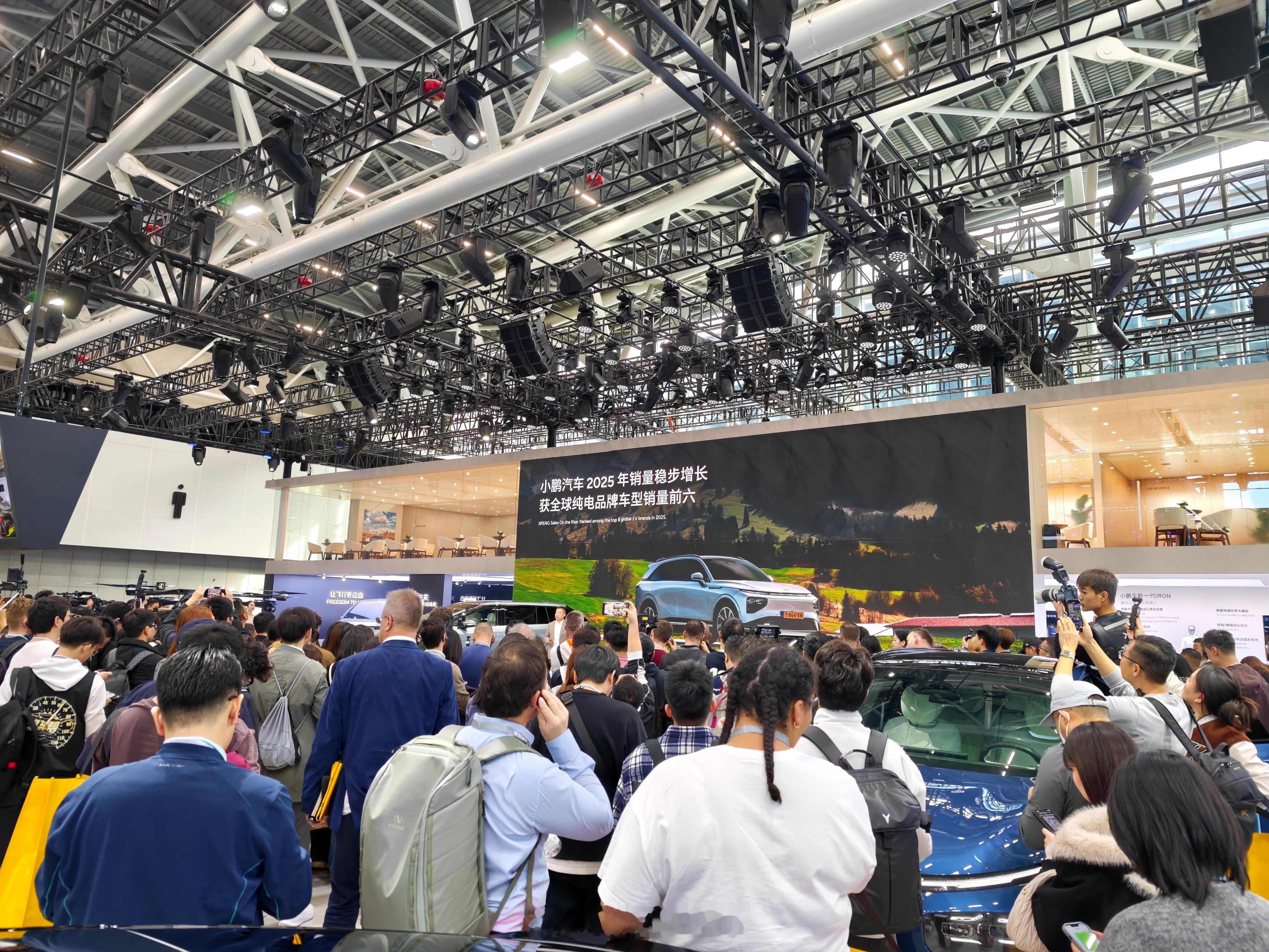 何小鹏也来车展现场了，明年 1 月小鹏 P7+ 将登录海外市场，出海进程加快。今