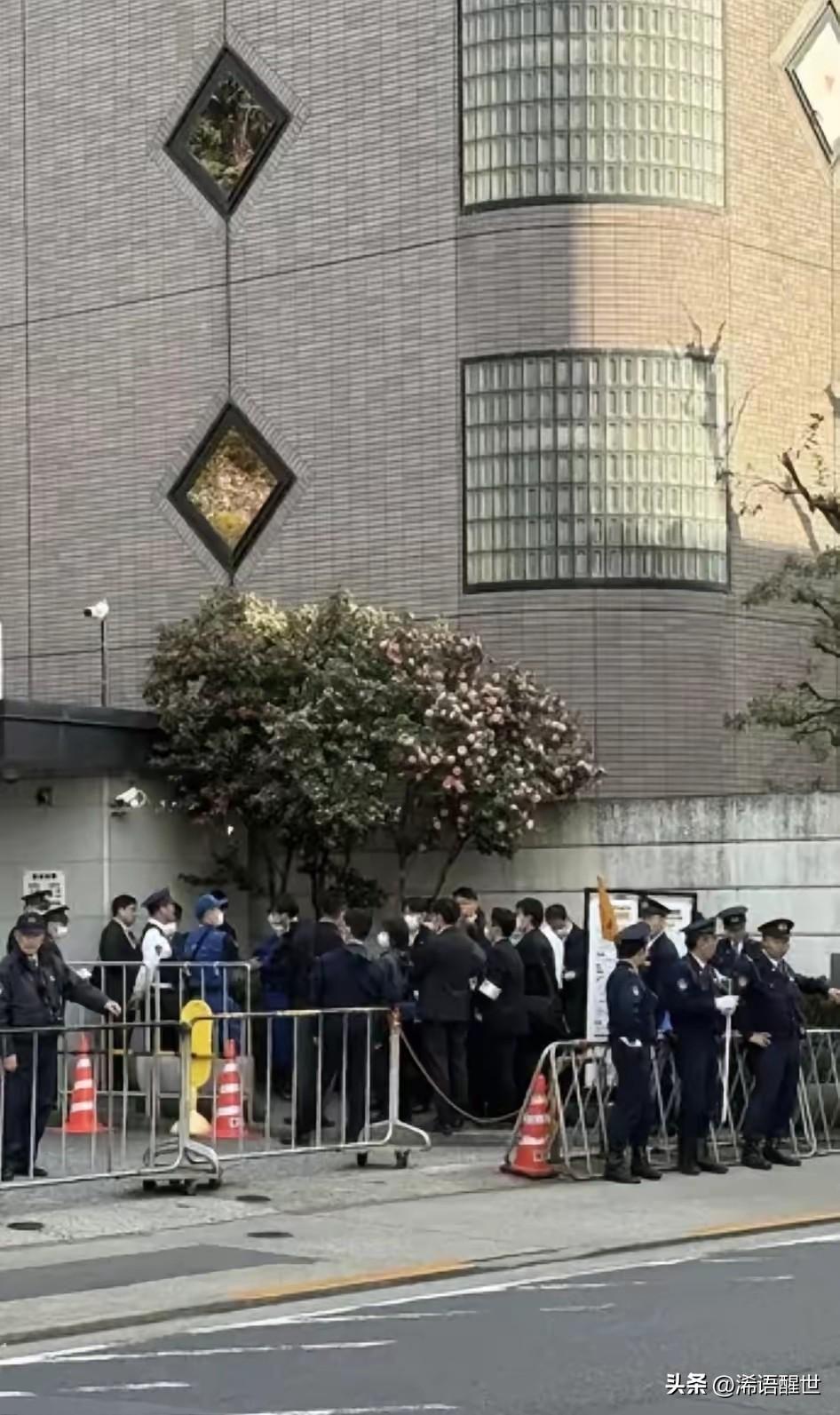 持刀闯入中国驻日使馆的村田见大，身份细节让人警惕。他是23岁日本现役自卫队军人，