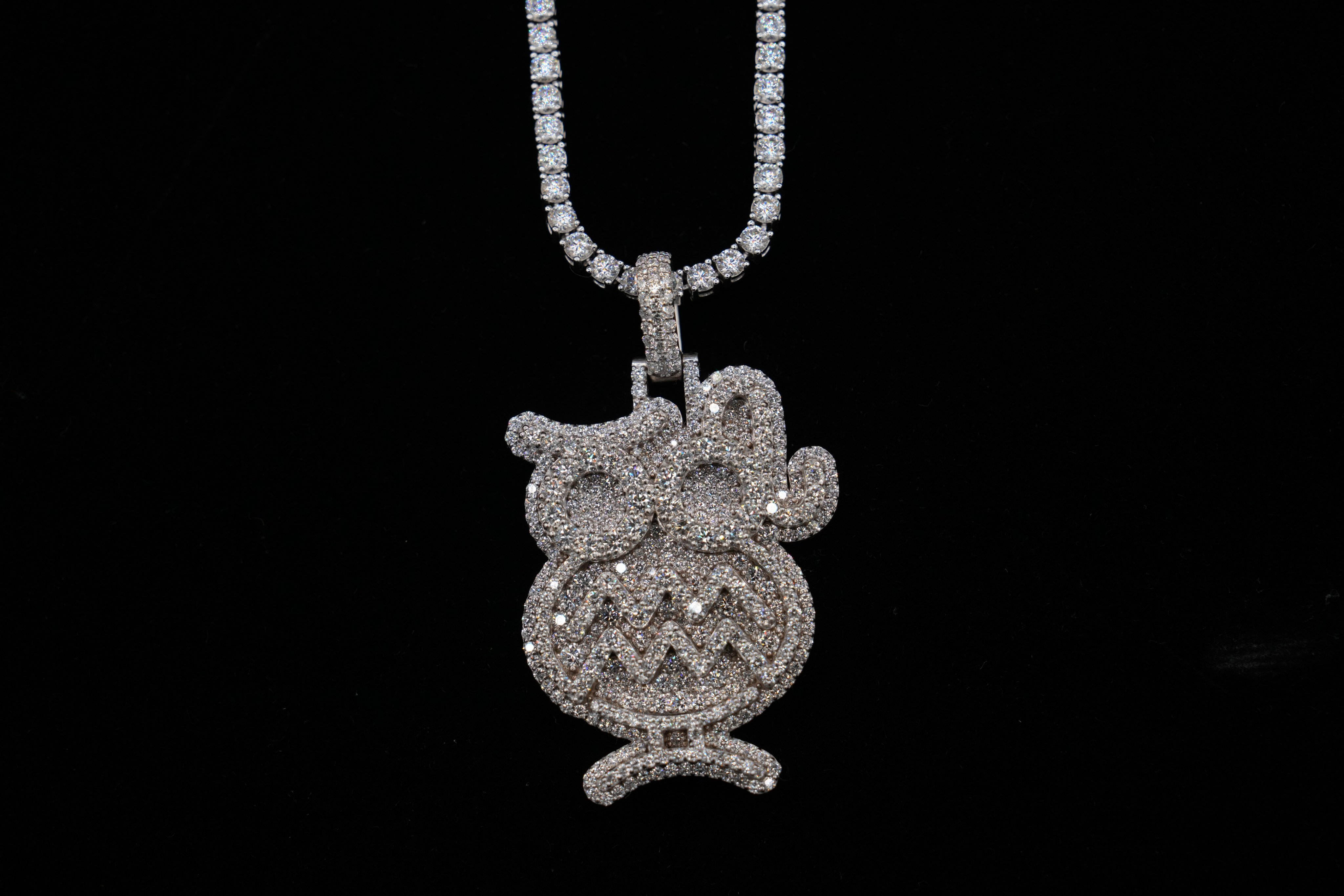 克里斯·保罗收到GLD独家定制的退役致敬吊坠，由创始人兼CEO克里斯蒂安·约翰斯