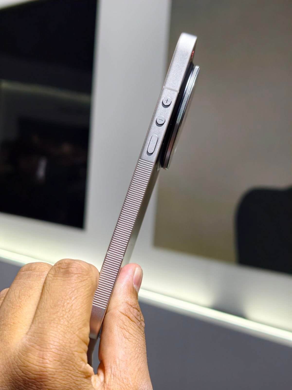 刚看到小米17 Ultra的国际版，黑银经典配色徕卡味非常正，就是不知道这种设计