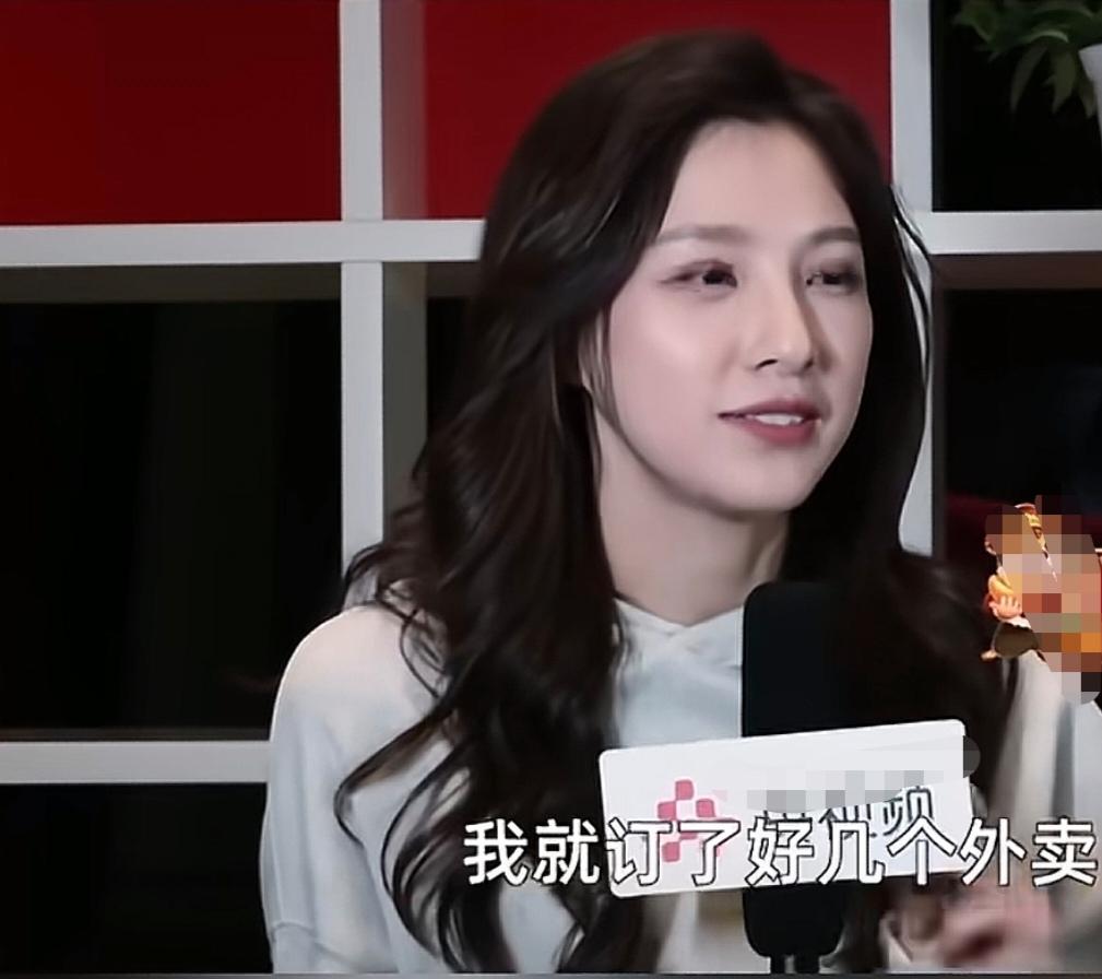 马凡舒回忆第一次收到春晚邀请，说：“当时是我在睡觉，然后醒了之后我非常饿，我就订