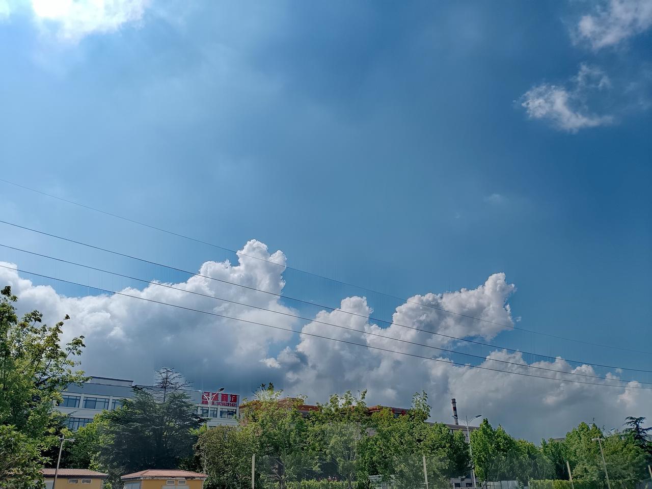 蓝天把云捏成棉花糖，电线串起夏日的歌，绿树和房子在底下偷听呢～