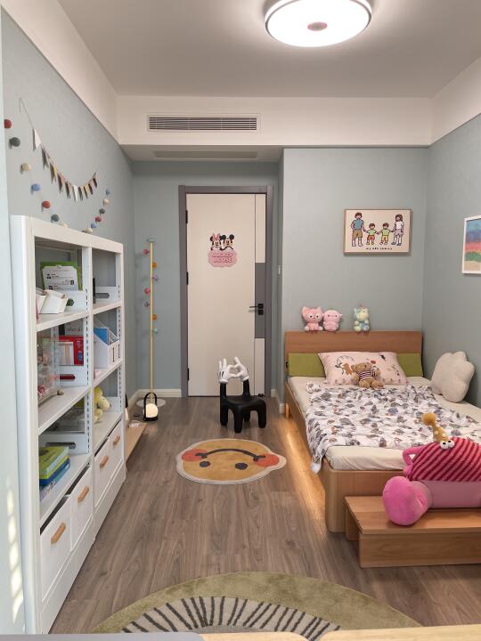 姑娘说她的小卧室太舒服，暑假哪也不想去