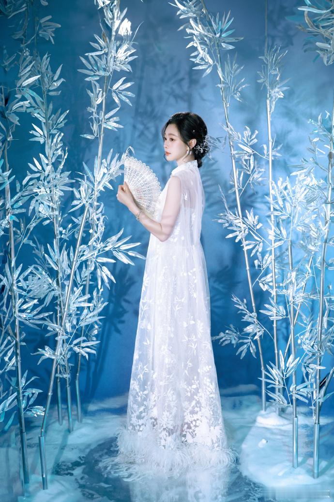 宋轶月下白衣似画 这才是真正的月宫里面的花仙子了，宋轶月下白衣似画，带来了独一无