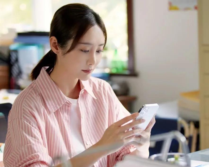 有没发现李纯和王鸥
这两大美女长得挺像的
能看出哪个是哪个吗
图一的是李纯
图二