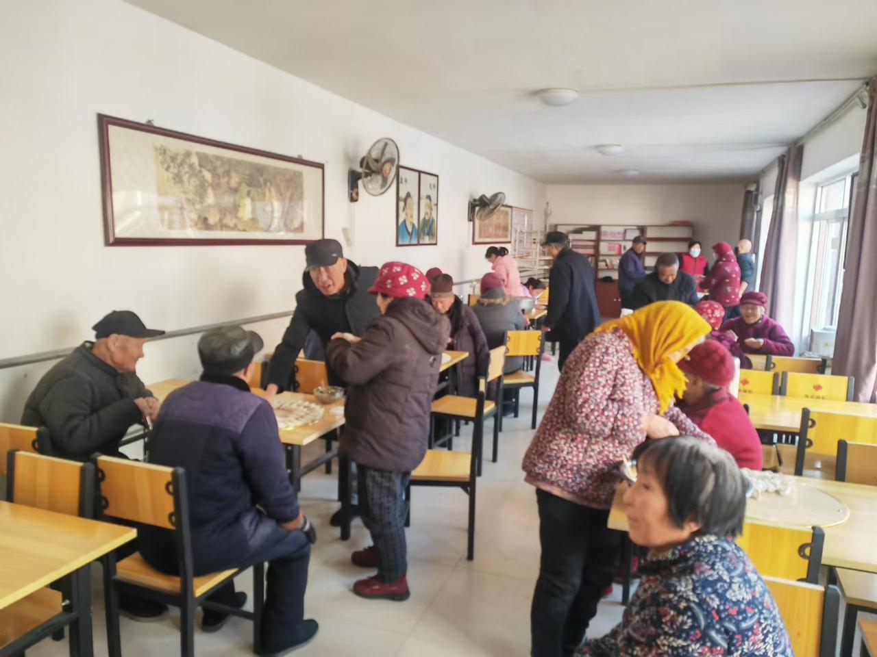 分享一下你随手拍下的照片初一，十五，老人们免费吃饺子！