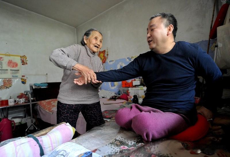 要说这世界上最爱我的人，那肯定是我妈。我小时候体弱多病，有次半夜突发高烧，我妈急