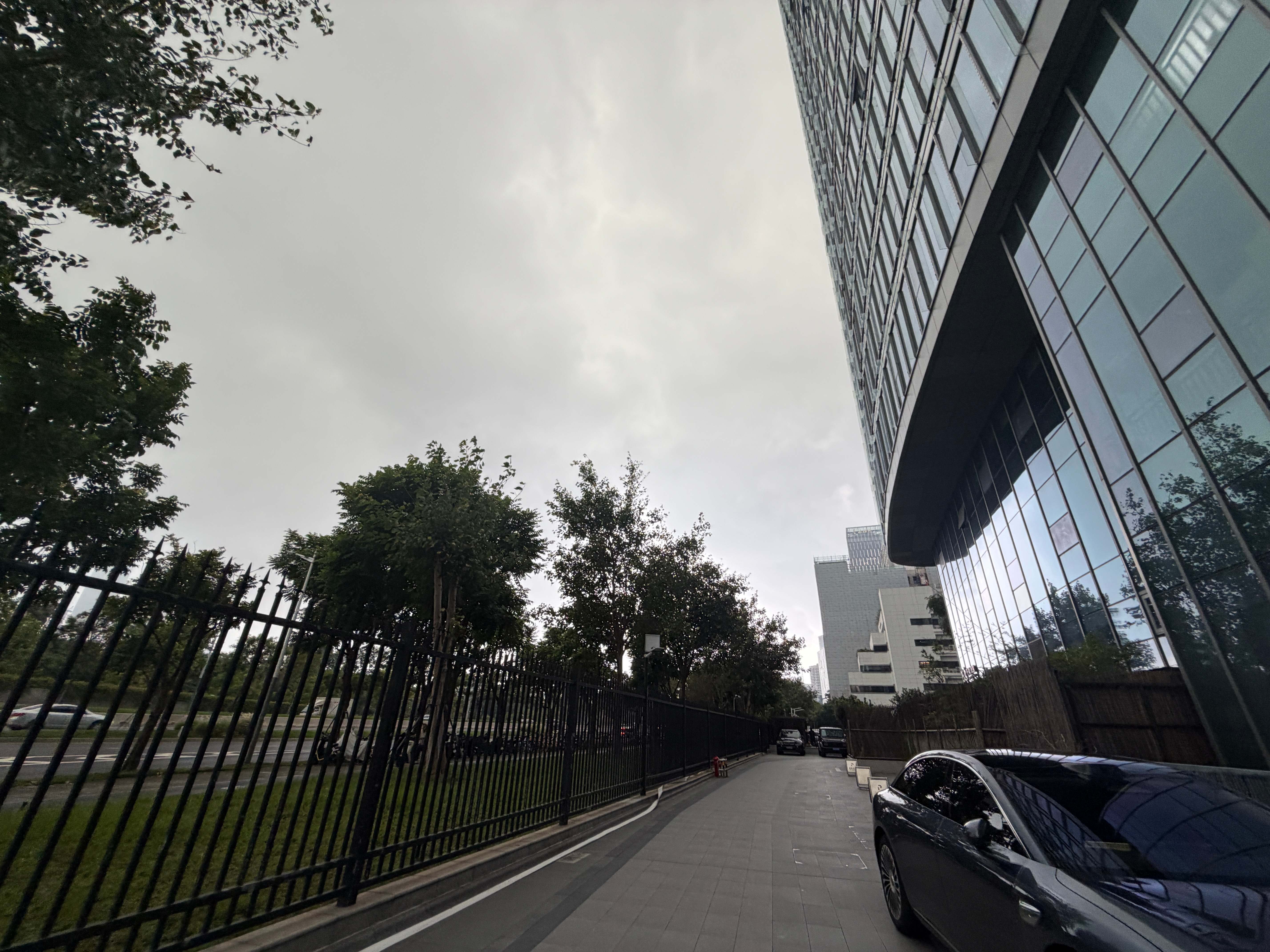 我嘞个豆，现在还是大中午。深圳这天气秒变黑夜，刮风打雷、乌云密布……怕不是又一场