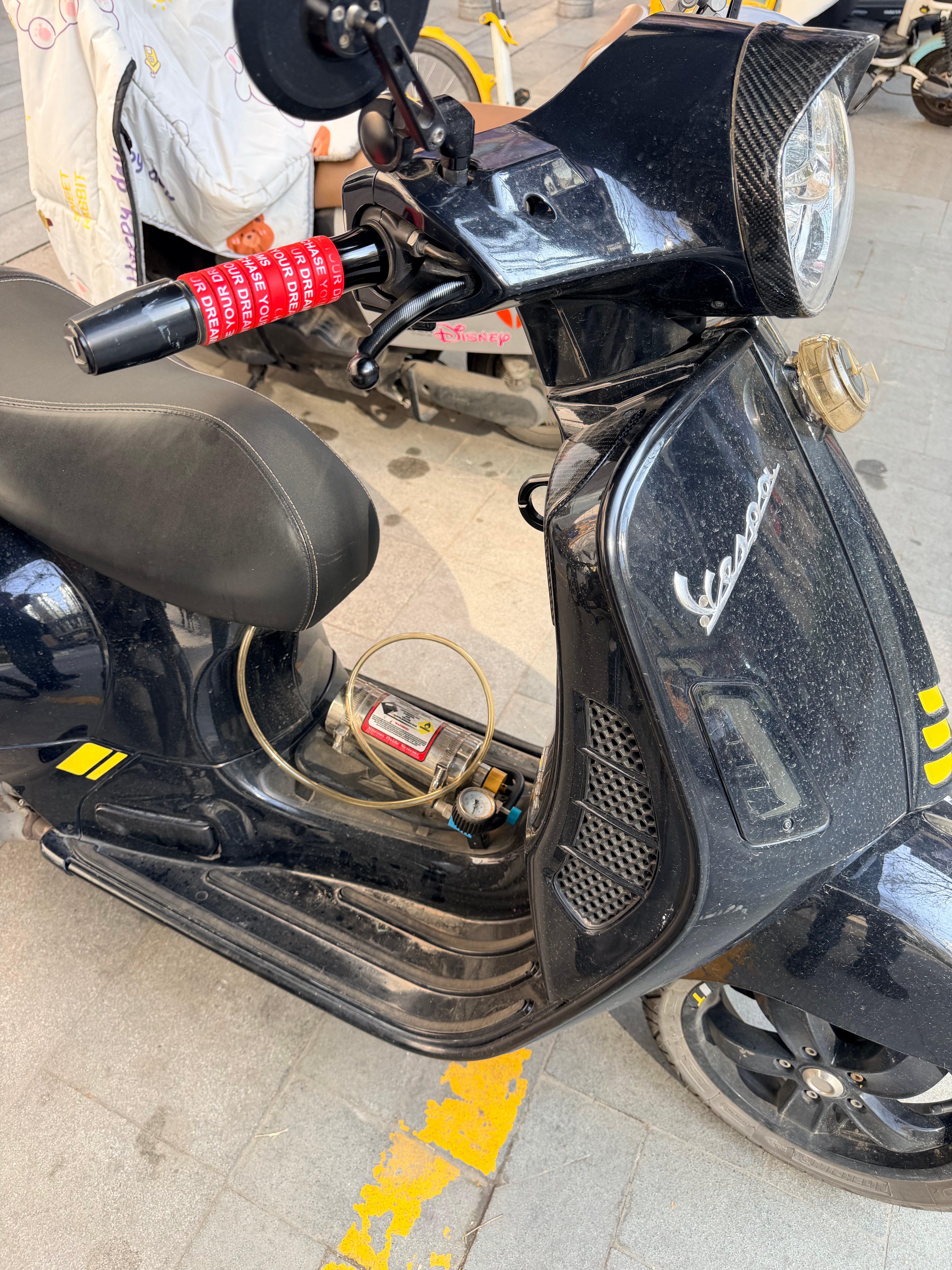 这辆Vespa看起来有点怪怪的……这是氮气加速？？？？？？摩托车