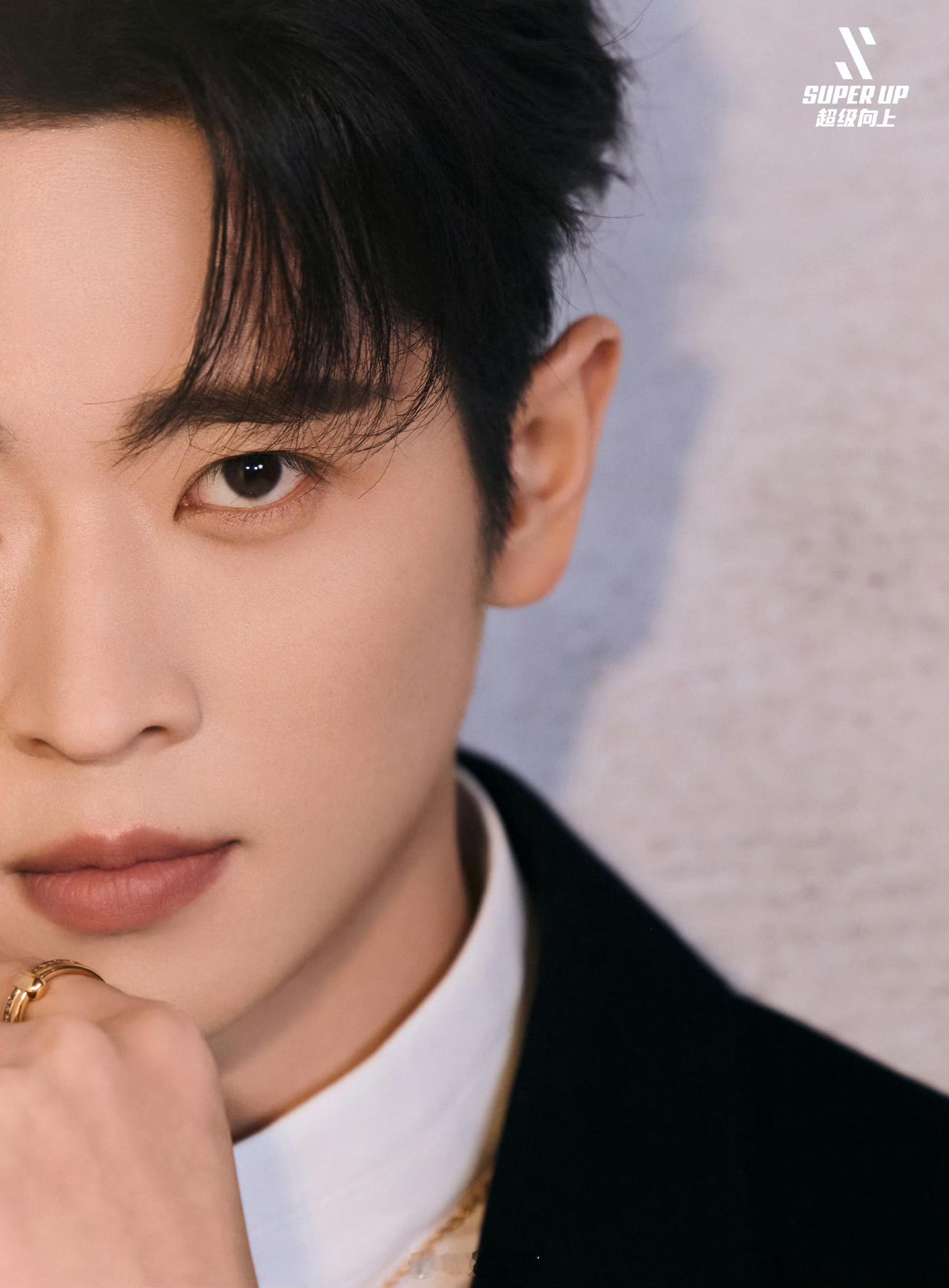 丞磊出发图 倒过来站立的沙发 破防了！丞磊把拍摄现场玩成了《盗梦空间》番外篇！沙