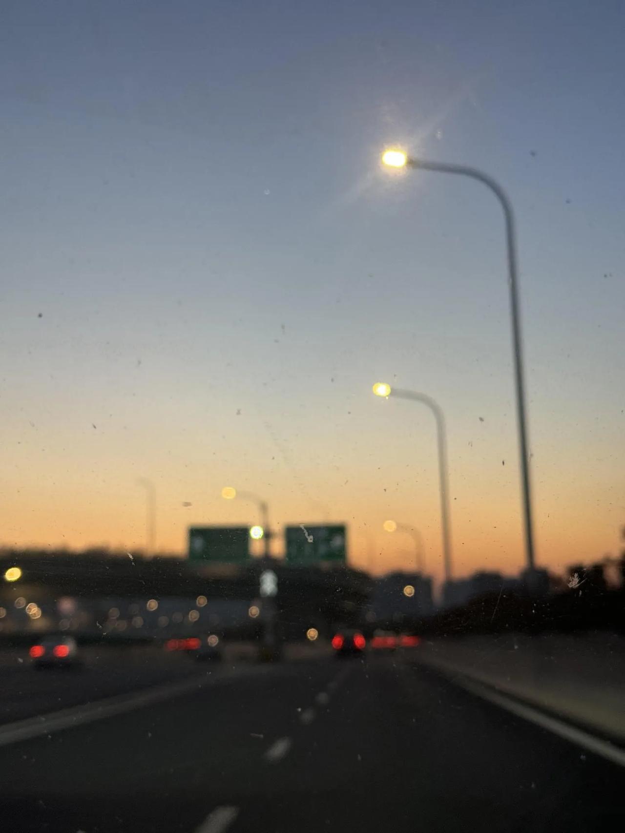 和姐夫在家我穿吊带裙姐夫一直偷看我
姐姐出去玩了，就我和姐夫两个人在家，我也没多