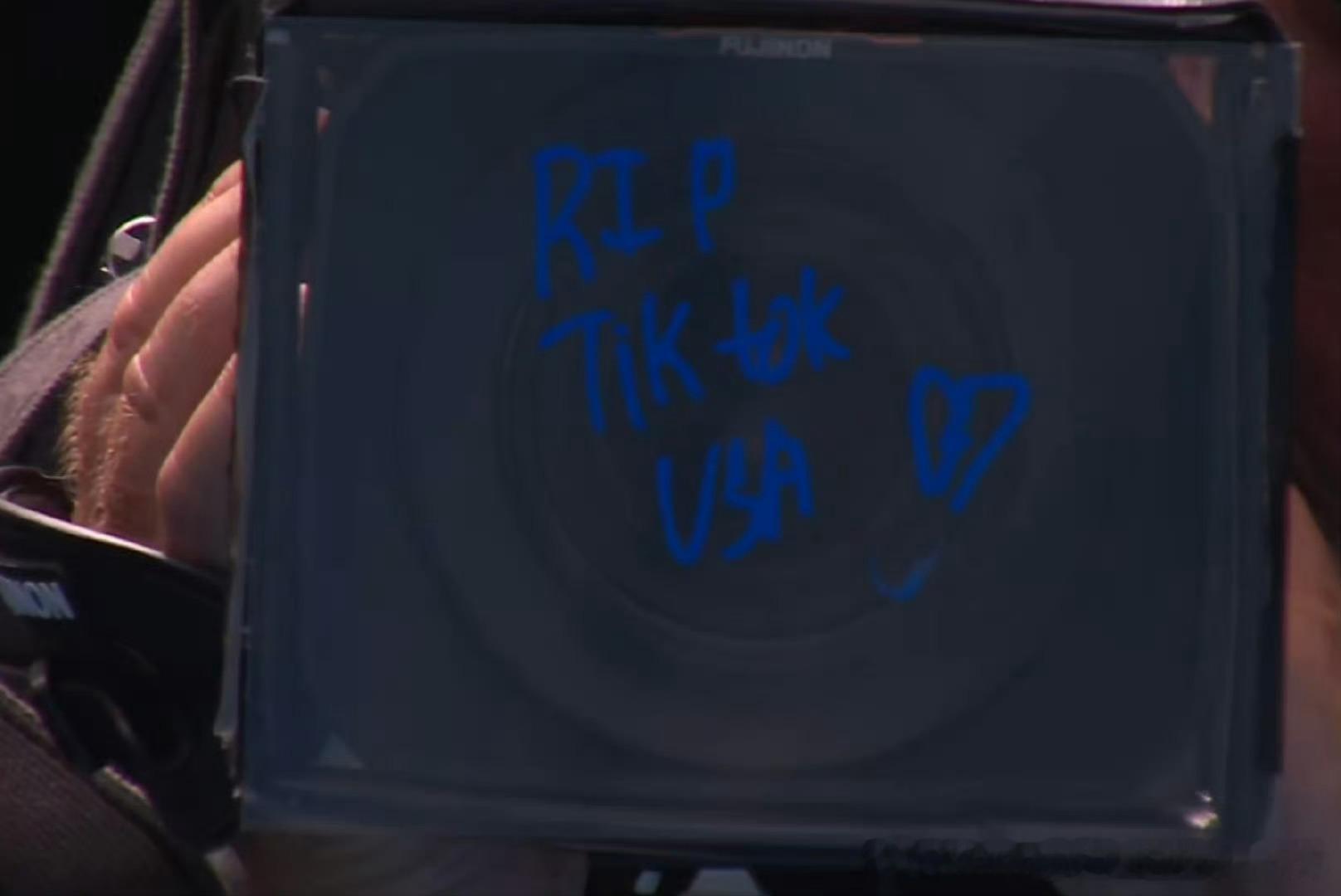 高芙送别TikTok 🤣高芙赢球后直接在镜头上写：  RIP Tiktok U