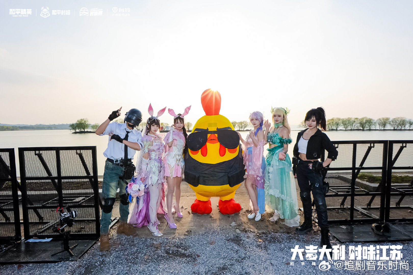 2026和平精英村镇赛晒谷场搭起电竞台，老戏台唱起新故事。外来的游客跟着村民学插