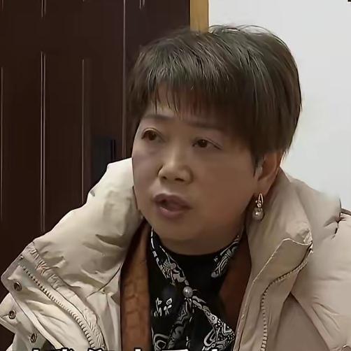 杭州汪大姐就栽了。传单上写着纯玩，落地才发现全是卖房洗脑。50多岁的她被推销员围