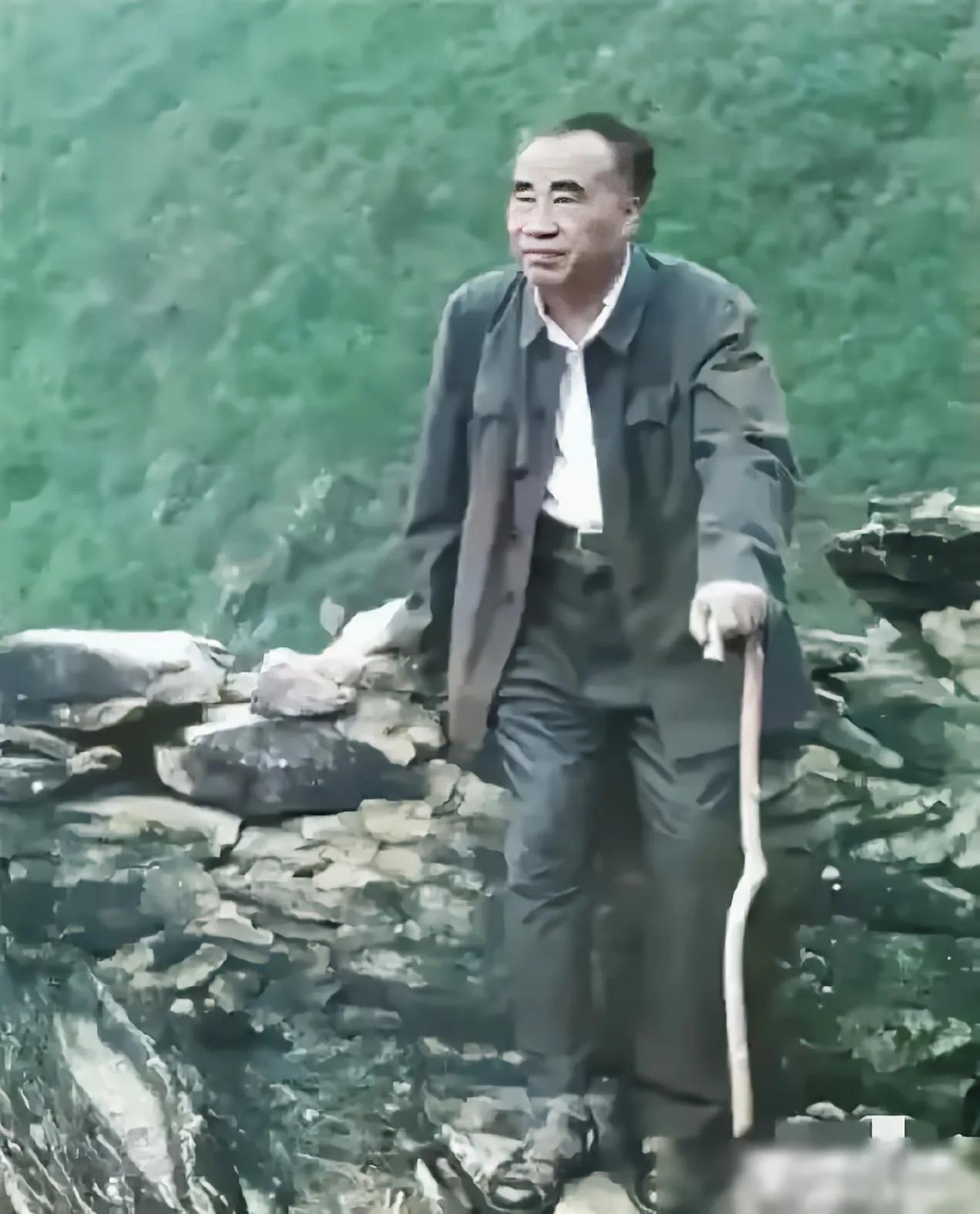 这是一张让人看了心疼的照片，照片的主人公是晚年的朱老总，只见他一身中山装，拄着拐