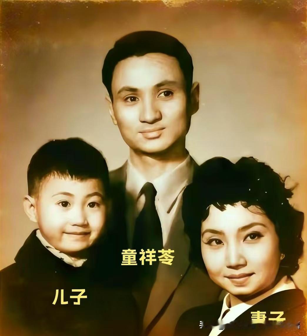 京剧名家童祥苓一家三口的旧照与新影，满满都是岁月沉淀的温暖。
风华正茂的童老与妻