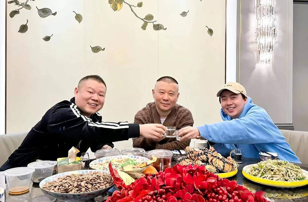 现在郭德纲基本上已经拿岳云鹏当儿子看待了，有的时候甚至比对自己的亲儿子还亲。岳云