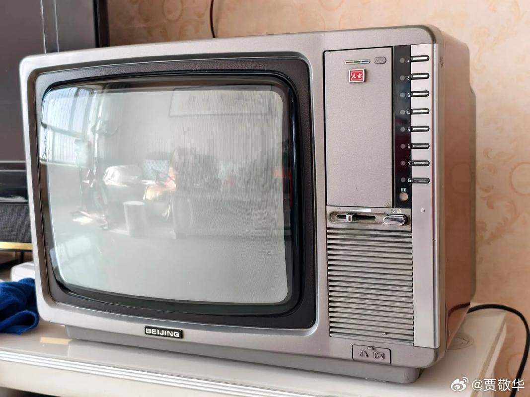 朋友家看到一台老古董，这应该是黑白电视，不是彩色电视。想当年，这台电视要几百块钱