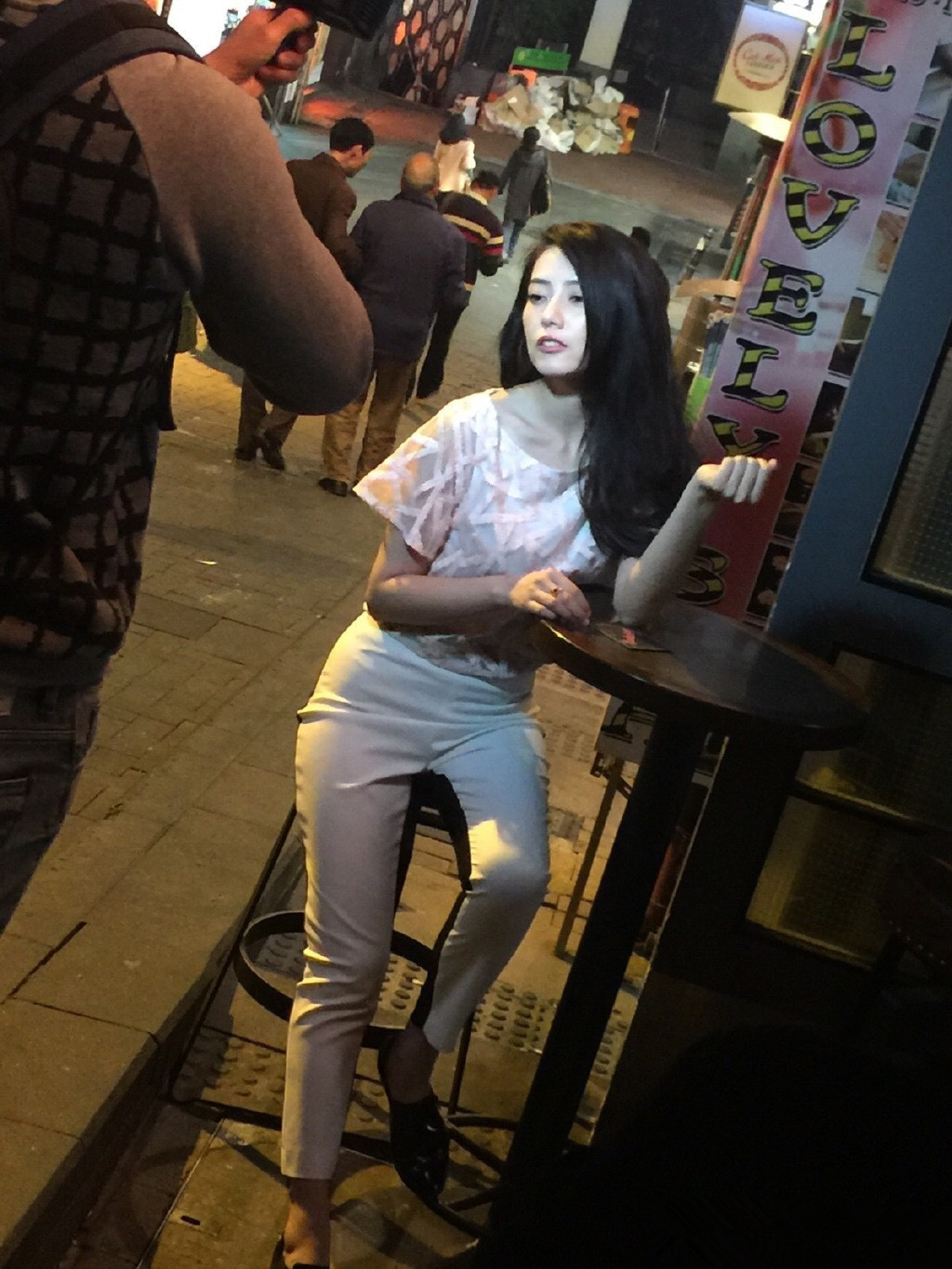 深夜街头的松弛感直接拉满，不慌不忙的姿态，连光影都在为她停留。反观我们自己，上班