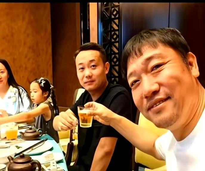 8月3日晚上，成都一家川菜馆的包间里，贾冰和老战友喝酒叙旧，白T恤、啤酒、几句东