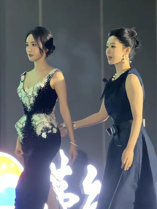 白玉兰晚会上杨幂和杨紫同框看来女人结过婚跟没结婚，真是不一样。感觉杨幂整个表情都