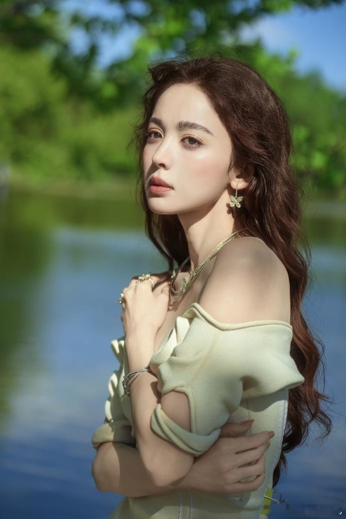 娜扎林间精灵大片娜扎这颜值这身材真的好戳我，面对这次的风格也是好适合她，又自由又