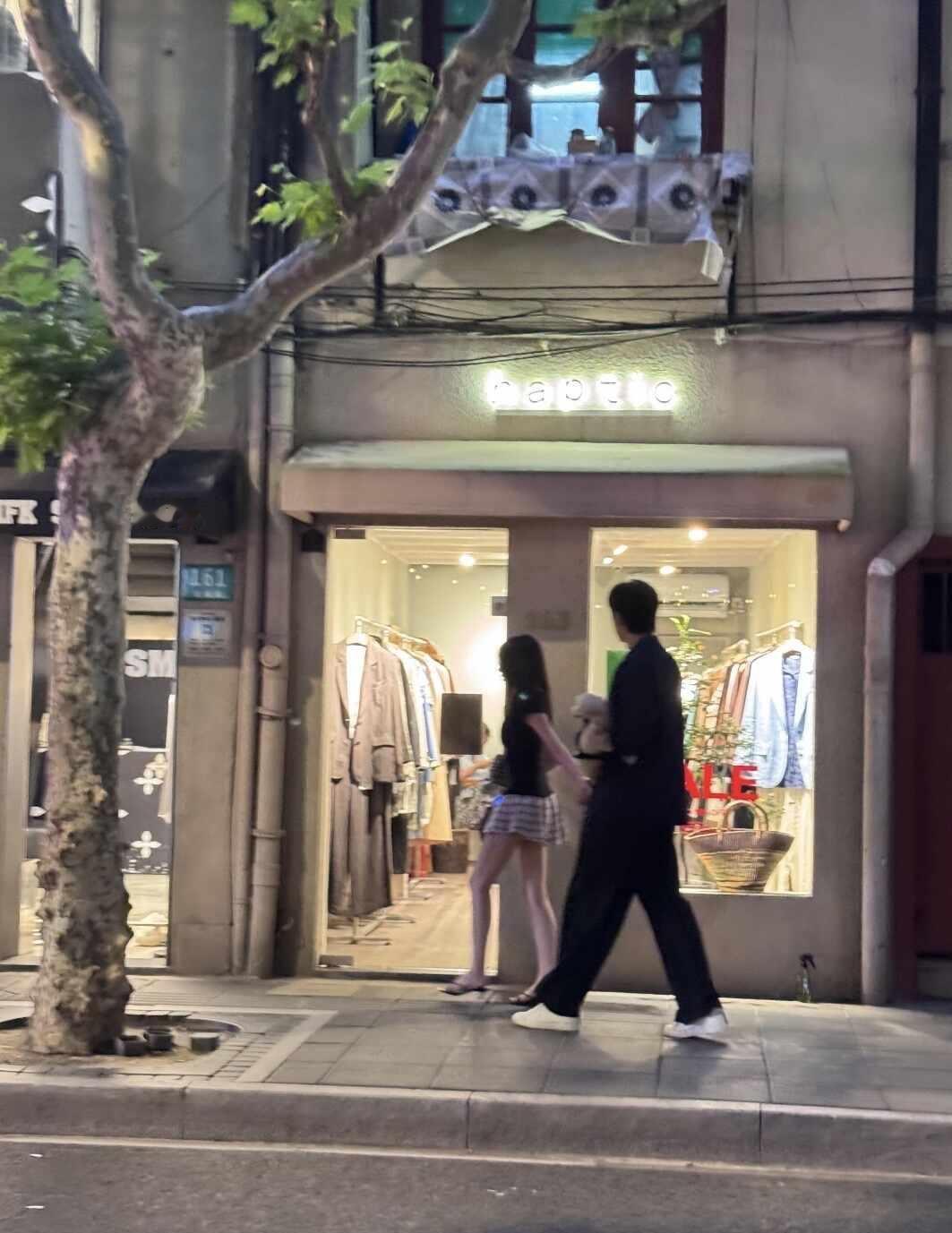 偶遇柳柳！小情侣超甜！不得不感叹这腿太长了
柳周cp今日又被偶遇！柳鹅体态长腿好