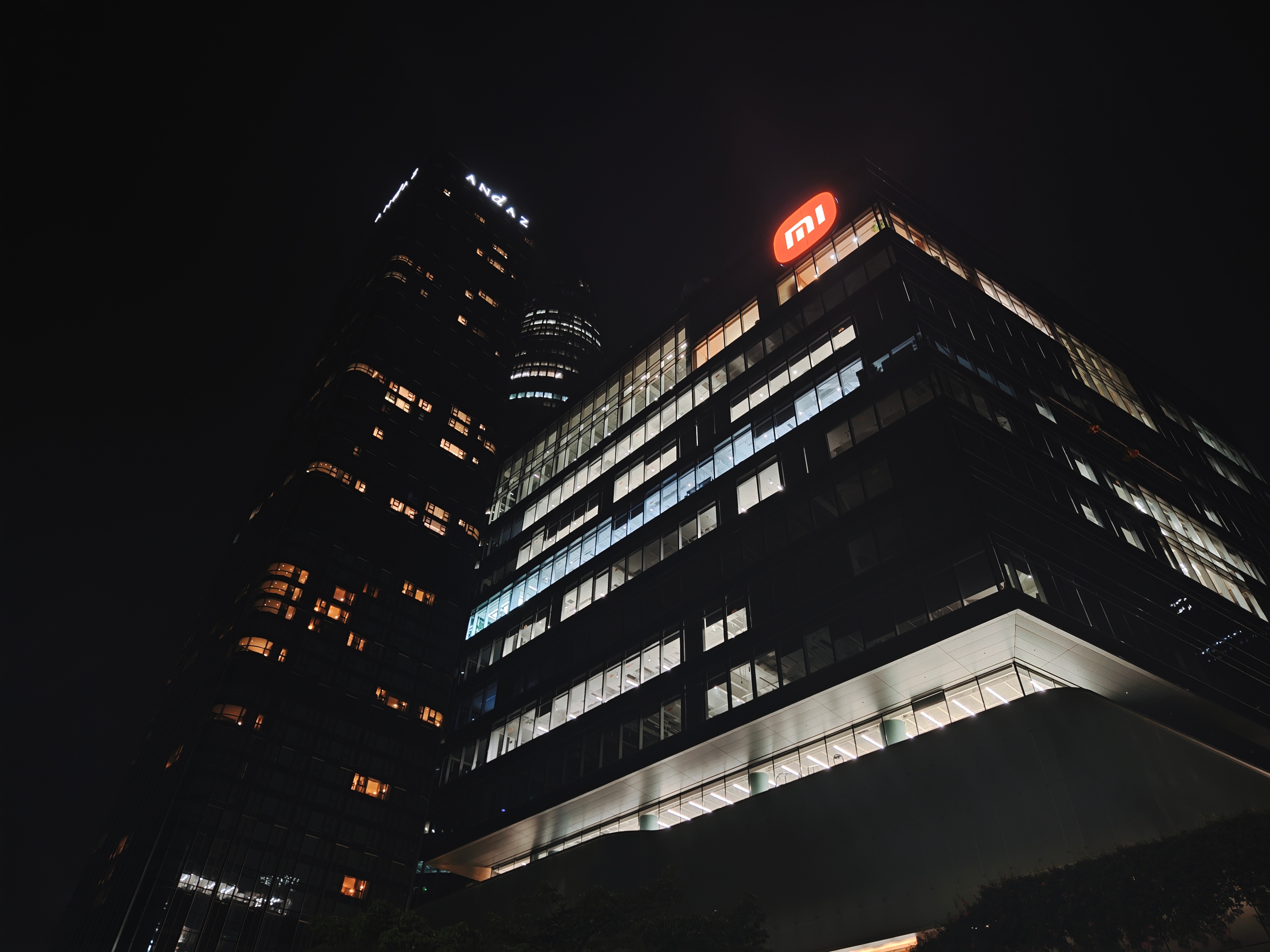 橙色MI LOGO在深夜里真的好醒目[来抱抱]  ​​​