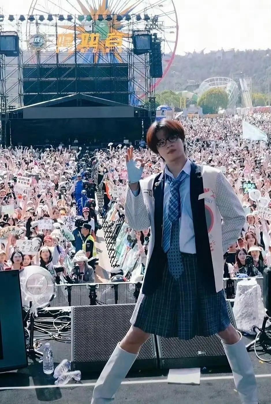 石凯 女仆……不是，你们真觉得这套衣服和人好看吗 ​​​