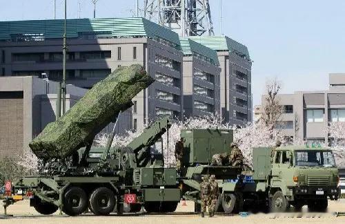 跟老美不能在客气了，他使劲拱火递刀，又是给日本海马斯、又是给对岸火箭炮，对这样一