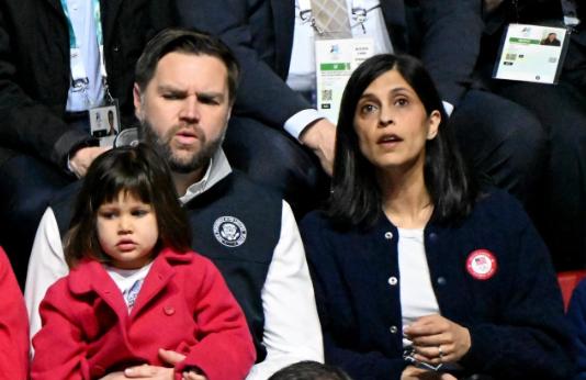 冬奥会的“尴尬”一幕，当美国队在入场仪式上遭到阵阵“嘘”声时，现场评论员赶紧指出