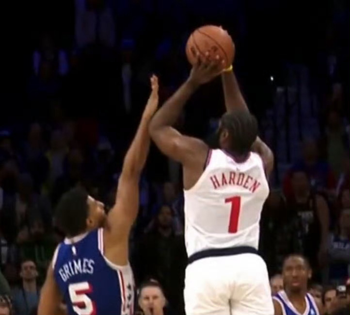 哈登的绝杀3分，被犯规了！格兰姆斯明显打到了哈登的手肘，这是一个不折不扣的犯规动