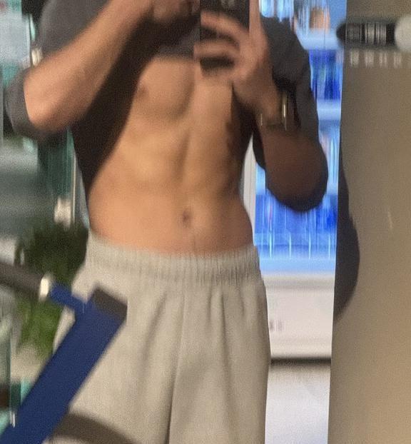 糊糊成一团
其实是想偷懒 没有动态的日子里 拱得圆圆的 醒了但没完全醒 一觉睡了