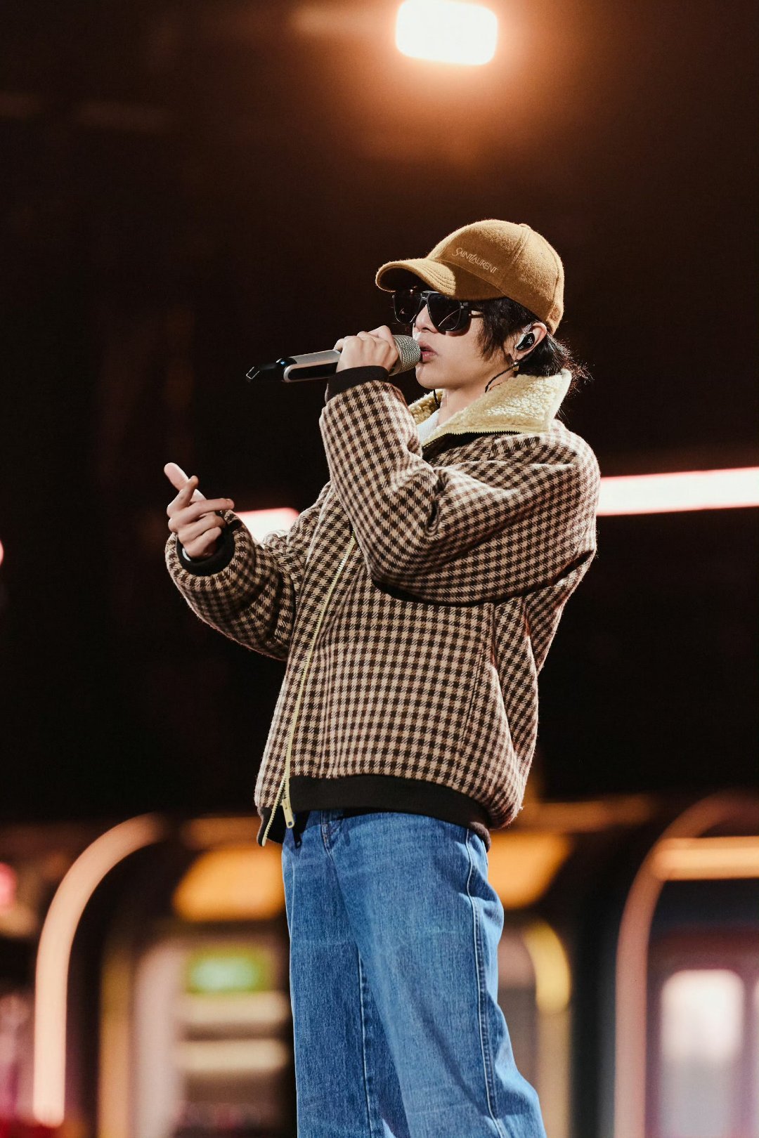 华晨宇彩排照身材比例 华晨宇湖南卫视跨年彩排路透太绝了！优越头身比搭配利落廓形，