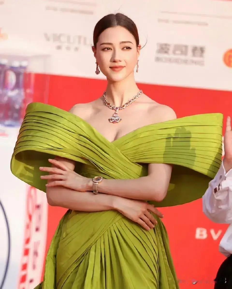 真的不是所有人都能驾驭这样的一件比较夸张的衣服！