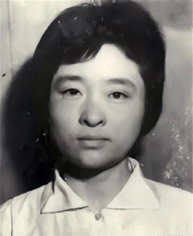 1975年，年轻女会计贪污4.5万公款，她生活奢靡，包养了7个情夫，最后女会计被