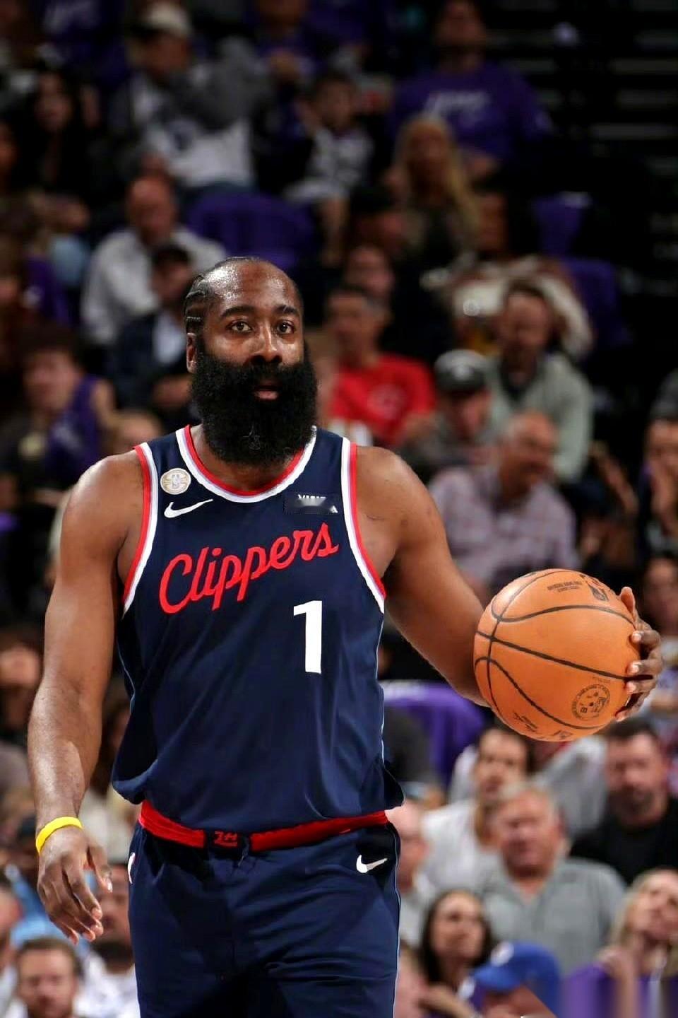 我真的有点心疼哈登了。
全场送出去11个助攻，结果回头一看，小卡拿10分，比尔拿