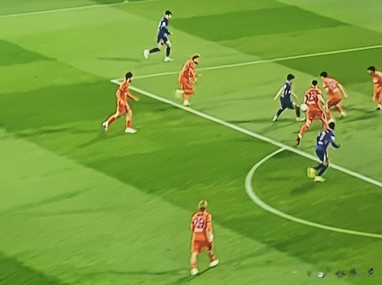 4月21日晚8:00，山东泰山队客场对阵天津津门虎队，上半场13分钟，泰山队又一