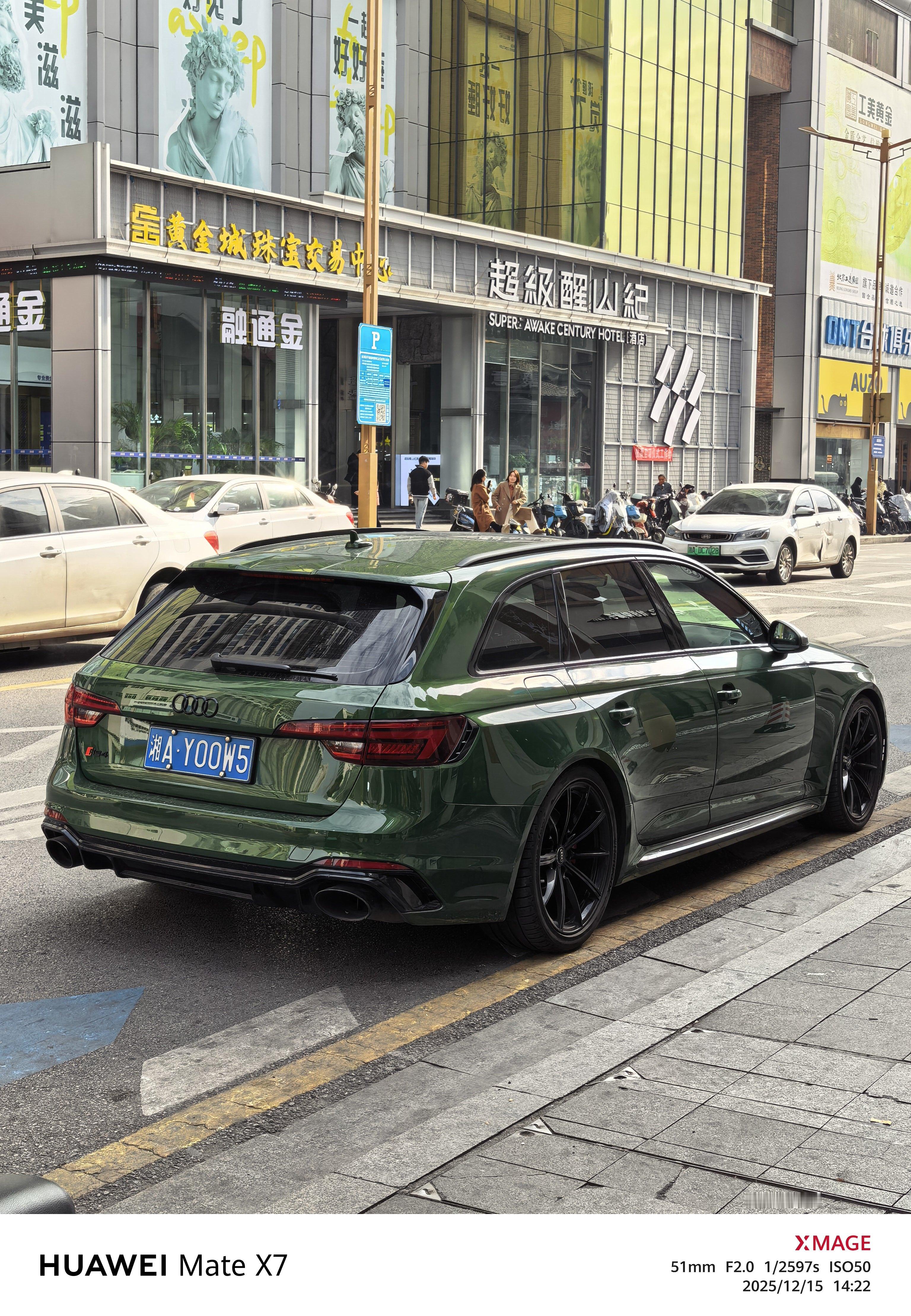 之前一直把RS系列当作长大后的理想座驾，一台兼顾着乘坐还可以载人载物，性能还特别