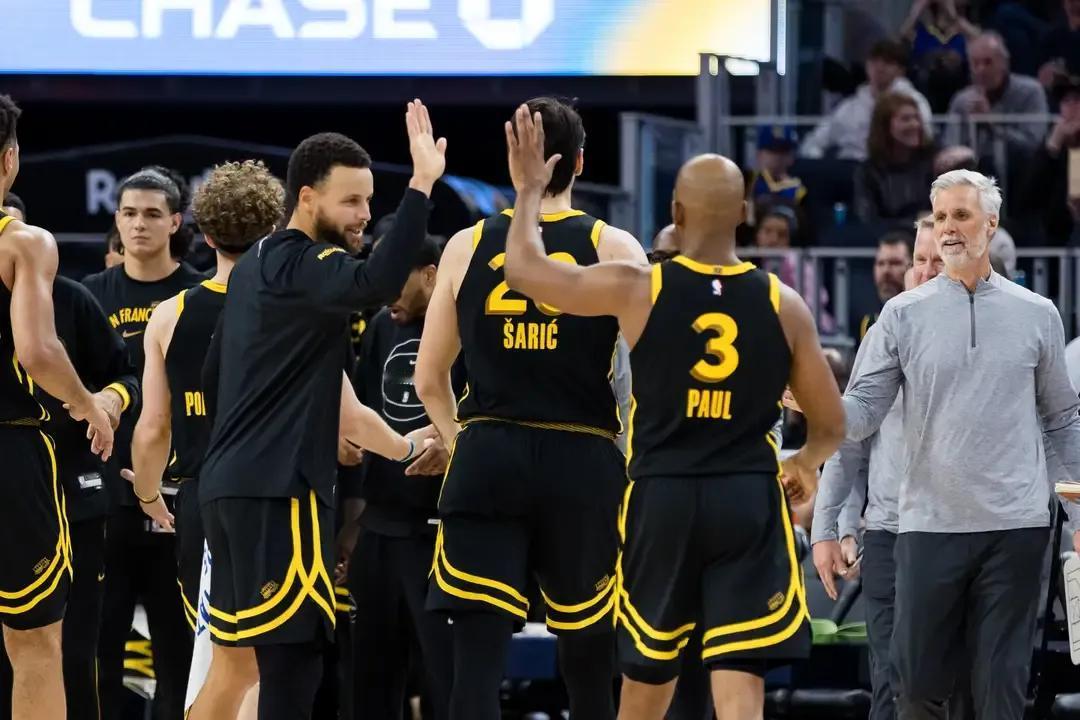 勇士拒绝执行保罗球队选项，下个适合他的球队，可能是雷霆了。
第一，保罗年薪300