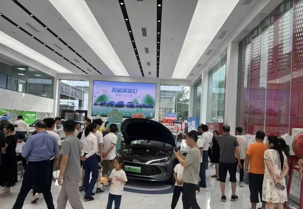 比亚迪这下是彻底的不敢公布数据了。

比亚迪公关部总经理李云飞日前在直播时透露，