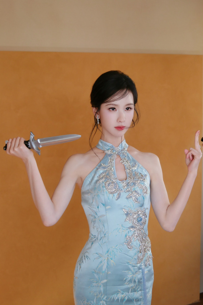 陈都灵淡蓝挂脖旗袍造型 被陈都灵这身新中式旗袍狠狠惊艳！淡蓝色裙身绣纹雅致，领口