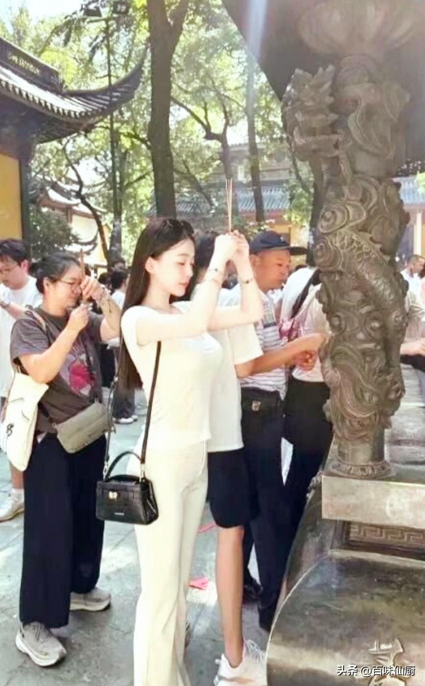 全网都在好奇，这般有钱有颜，如此无可挑剔的女孩，她究竟来此拜求何事？

依我看，