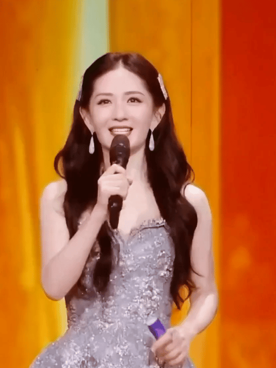 谢娜央视活动状态谢娜现身六公主晚会谢娜昨晚亮相重庆国际动画电影节闭幕式，六公主晚