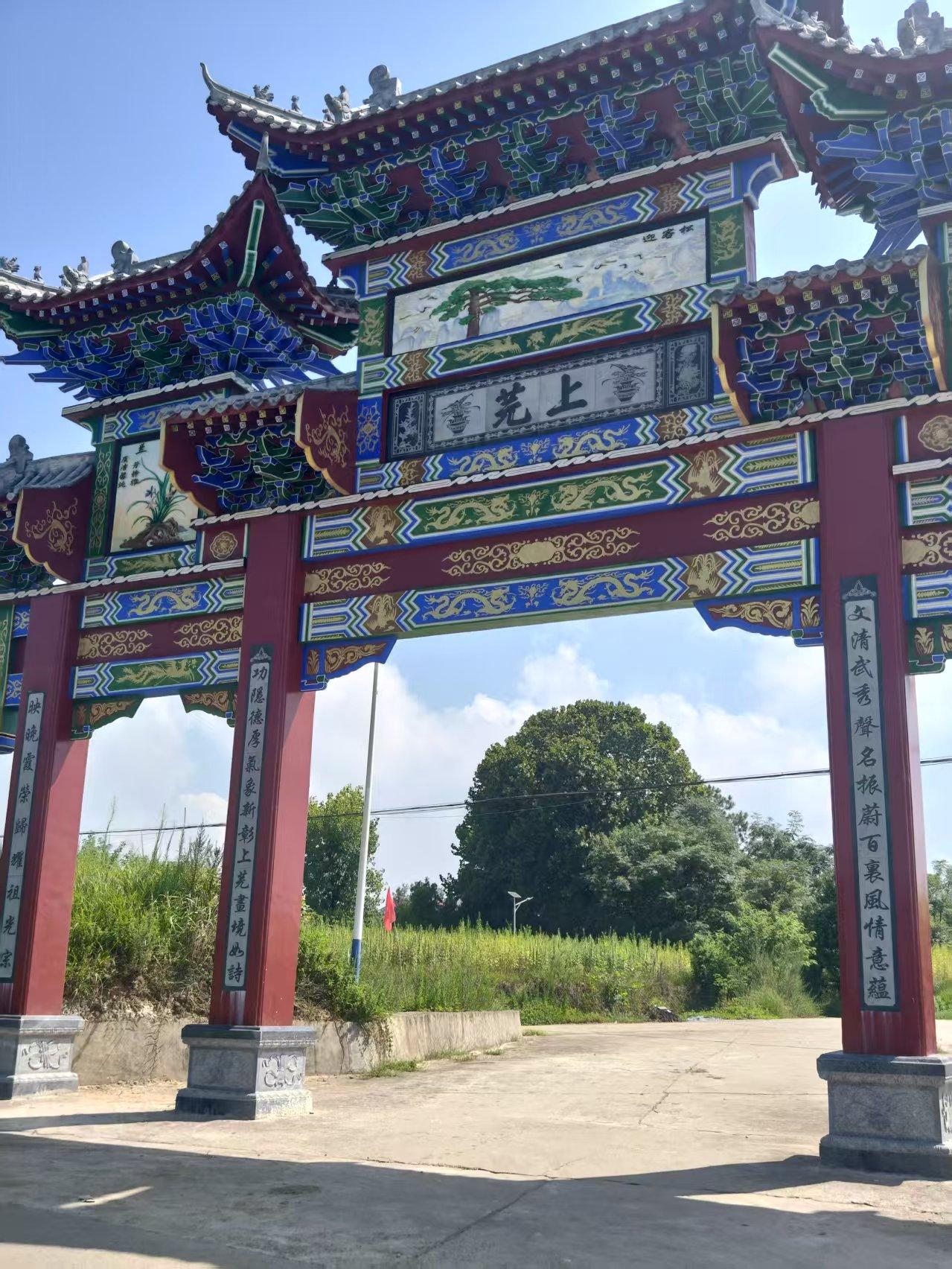 这是我昨天路过看到的，我抬头看到一座很漂亮的乡间牌坊，它静立在那里，很雄伟壮观！