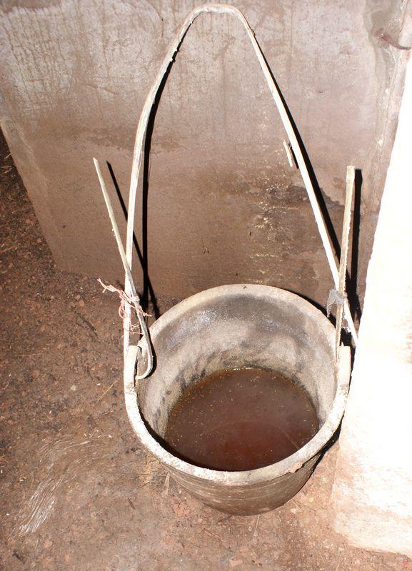 四川內江，喊它叫尿桶须须。
砍一节竹子破开，火烧后折拢就成了，套在尿桶上，就能用